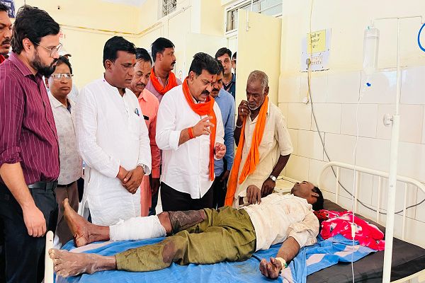  उपमुख्यमंत्री विजय शर्मा ने अस्पताल पहुंचकर घायलों का जाना हालचाल, बेहतर इलाज के लिए डॉक्टरो को दिए आवश्यक निर्देश