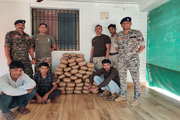 कबीरधाम पुलिस का गांजा तस्करों के खिलाफ एक और करारा वार, 1 क्विंटल मादक गांजा सहित ट्रक जब्त . तीन अंतर्राज्यीय तस्कर गिरफ्तार