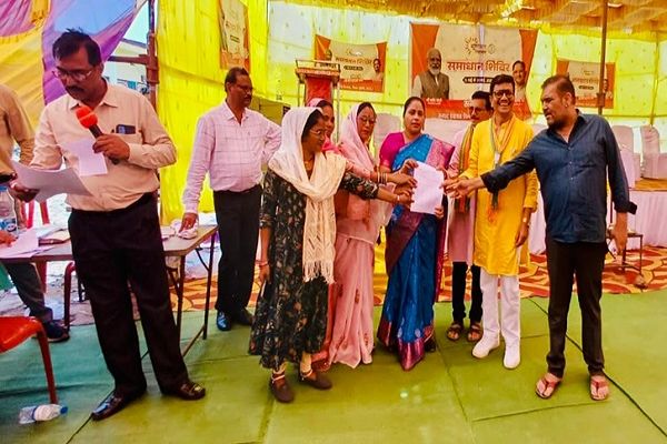 नक्सल पीड़ित परिवारों को मिला पीएम आवास स्वीकृति प्रमाण पत्र