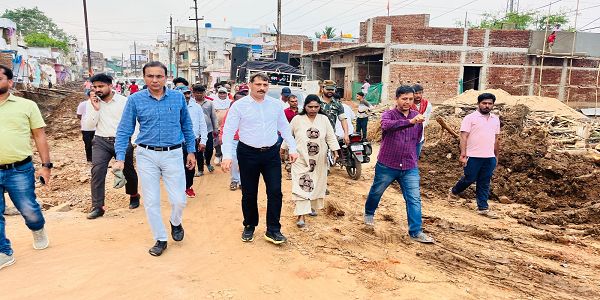 कलेक्टर श्री गोपाल वर्मा ने कवर्धा के निर्माणाधीन चौपाटी एवं सड़क का किया निरीक्षण