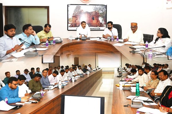 कलेक्टर श्री गोपाल वर्मा ने सुशासन तिहार में प्राप्त आवेदनों के निराकरण की समीक्षा की