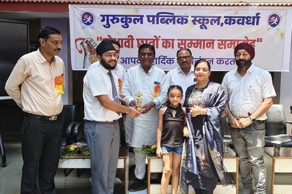 गुरूकुल पब्लिक स्कूल ने मेधावी छात्र-छात्राओं को किया सम्मानित