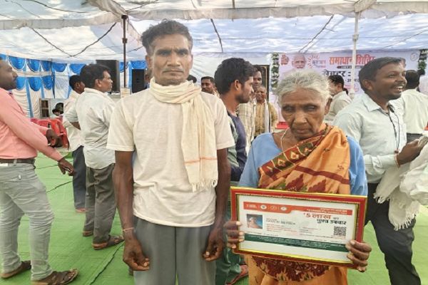 दृष्टिहीन गायत्री बाई को मिला सहारा, आयुष्मान वय वंदना कार्ड ने दी नई उम्मीद