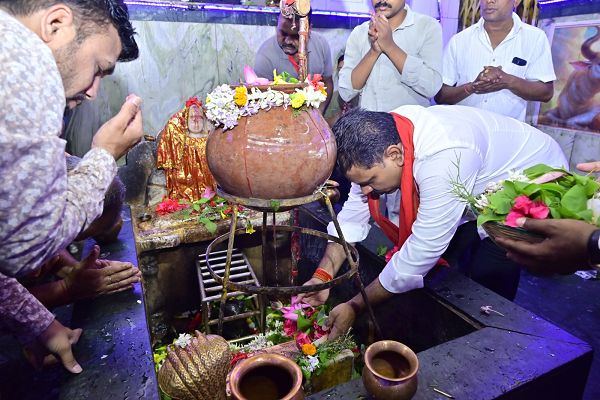  उपमुख्यमंत्री विजय शर्मा ने श्री पंचमुखी बुढ़ा महादेव मंदिर में की पूजा-अर्चना, प्रदेशवासियों के सुख-समृद्धि की कामना