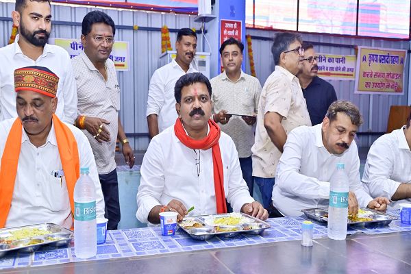 उपमुख्यमंत्री श्री विजय शर्मा ने कवर्धा स्थित श्री राम रसोई में किया भोजन