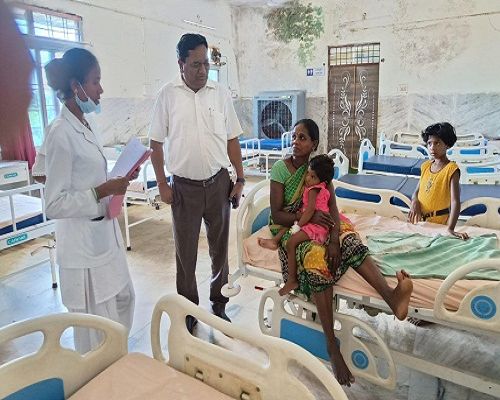 कमिश्नर ने सामुदायिक स्वास्थ्य केन्द्र का किया औचक निरीक्षण