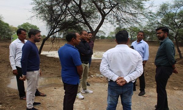 कलेक्टर डॉ. संजय कन्नौजे ने तालाब गहरीकरण कार्य का अवलोकन किया