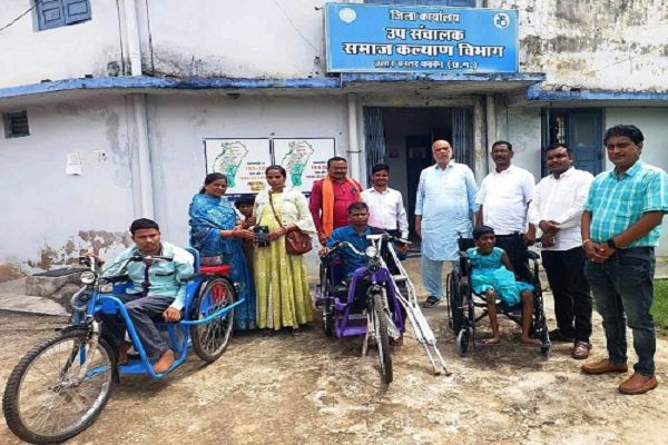 दिव्यांगजनों को मिली व्हीलचेयर एवं बैटरीचलित ट्रायसायकल