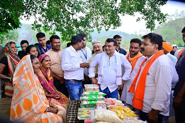 बोईर रोटी बेच रही महिला से मिले उपमुख्यमंत्री विजय शर्मा, आत्मीयता और सादगी ने जीता लोगों का दिल, खरीदी बोईर रोटी