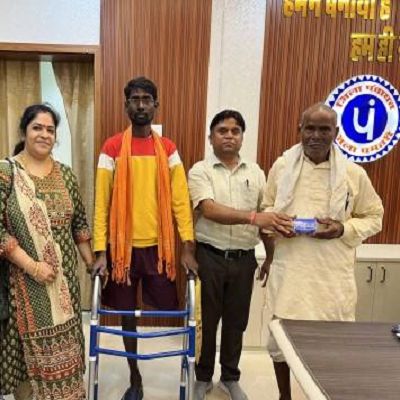 जनदर्शन में पूरी हुई दिव्यांग नरोत्तम और रामाधनी की आश, सार्वा ने दिए वाकर और श्रवण यंत्र