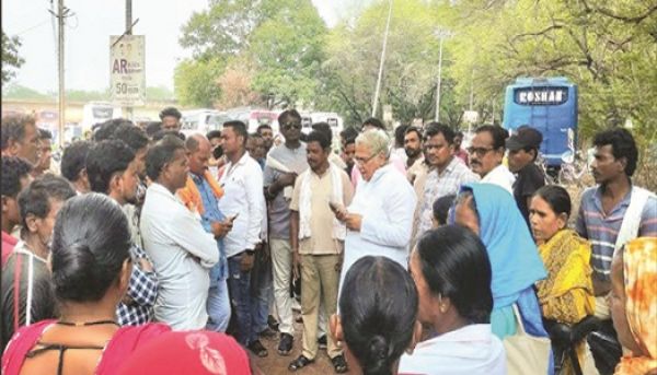 निगम में धरने पर बैठे कर्मियों के समर्थन में उतरे पूर्व विधायक अरुण वोरा