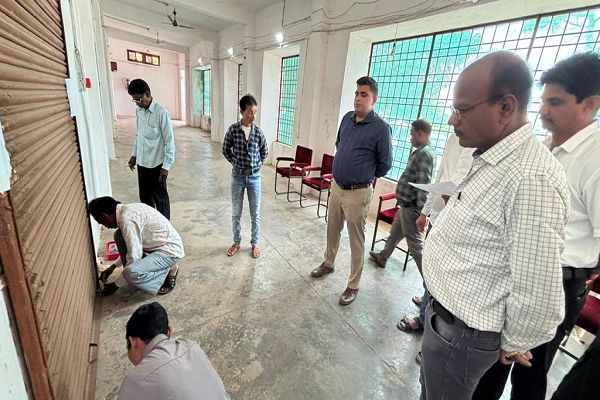 कलेक्टर-राजनैतिक दलों की उपस्थिति में ईवीएम-वीवीपैट वेयरहाउस का निरीक्षण