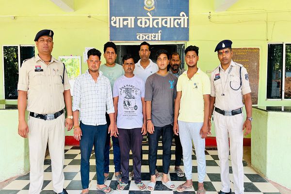  कवर्धा नगर क्षेत्र में पुलिस की दबिश &ndash; सुनसान स्थानों पर अड्डेबाजी, नशाखोरी और संदिग्ध बाहरी व्यक्तियों के विरुद्ध चलाया गया विशेष अभियान