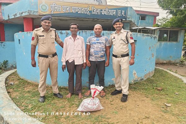  जिले में अवैध मादक पदार्थों के विरुद्ध पुलिस का शिकंजा &ndash; पांडातराई थाना ने दो तस्करों को 2.397 किलोग्राम गांजा के साथ किया गिरफ्तार