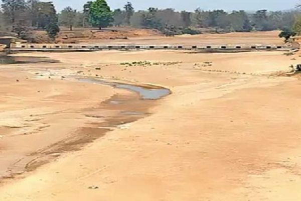 कोटरी नदी पर बने एनीकट का गेट सड़ जाने से नदी पूरी तरह से सूख गई