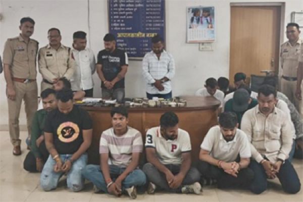 10.82 लाख नगदी सहित 20 मोबाइल के साथ 18 जुआरी गिरफ्तार