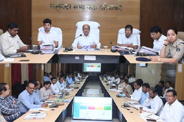 कलेक्टर ने नियत समय में लंबित प्रकरणों को निराकृत करने के दिये निर्देश