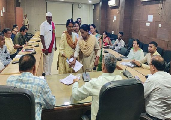 कलेक्टर ने सुनी जनदर्शन में लोगों की समस्याएं