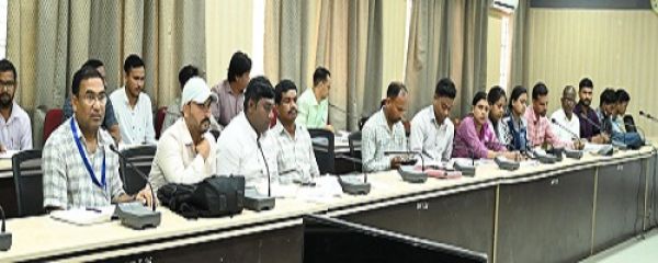 किसानों को दलहन और तिलहन की फसलों के लिए करें प्रोत्साहित : कलेक्टर