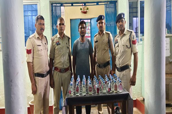पुलिस कार्रवाई में अवैध शराब का परिवहन करते आरोपी गिरफ्तार