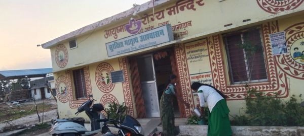 जिला कलेक्टर द्वारा जारी स्वास्थ्य कर्मियों की स्थानांतरण सूची से ग्रामीण हतप्रभ