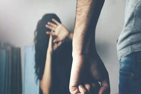 दोस्तों संग घर में पी रहा था शराब, पत्नी ने विरोध किया तो डंडे से की पिटाई, मासूम बेटे को भी नहीं बख्शा