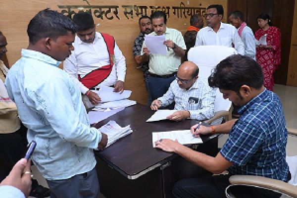 जनदर्शन में सुनी आम नागरिकों की समस्याएं
