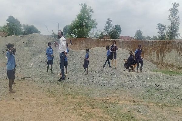 अकारण ही बैगा ग्राम  कमराखोल का स्कूल मंगलवार बंद