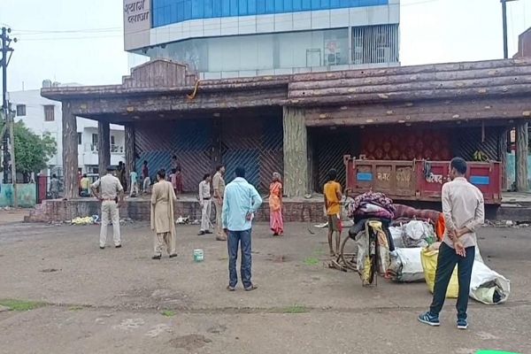 गांधी मैदान और रेवाबंध तालाब क्षेत्र से देवार समुदाय को हटाया गया
