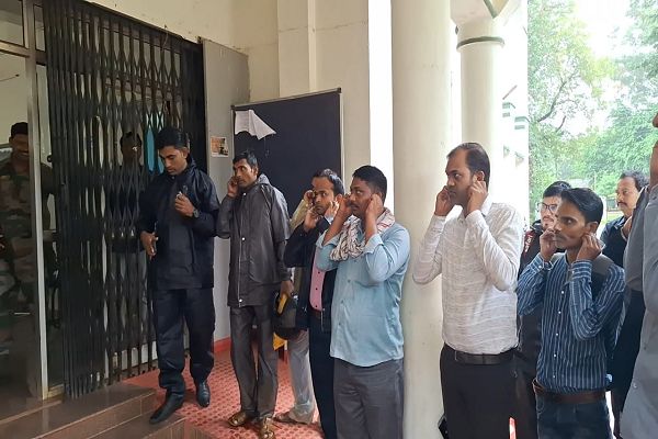 देर से कार्यालय पहुँचने वाले कर्मचारियों ने कान पकड़कर मांगी माफ़ी...