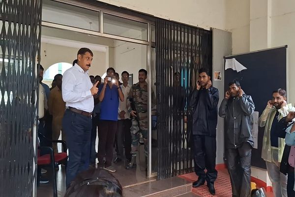  कलेक्टर श्री गोपाल वर्मा ने जिला पंचायत, जिला अस्पताल और स्कूल में अचानक मारी दबिश, देरी से पहुंचने वाले कर्मचारियों को लगाई कड़ी फटकार