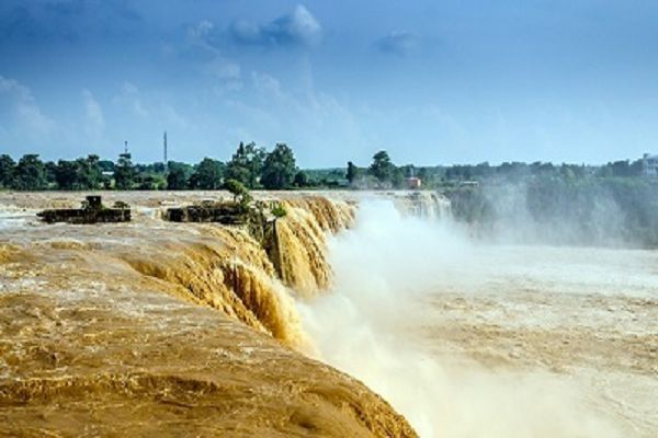 चित्रकोट जलप्रपात पूरे शबाब पर 90 फीट की ऊंचाई से गिर रहा पानी