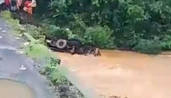 बलरामपुर में नदी उफान पर, पुल पार करते ट्रक पलटा