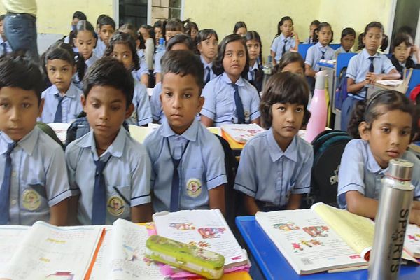  गरियाबंद आत्मानंद स्कूल में पढ़ाई से ज्यादा जगह के लिए संघर्ष, बच्चों को खड़े-खड़े करनी पड़ रही पढ़ाई