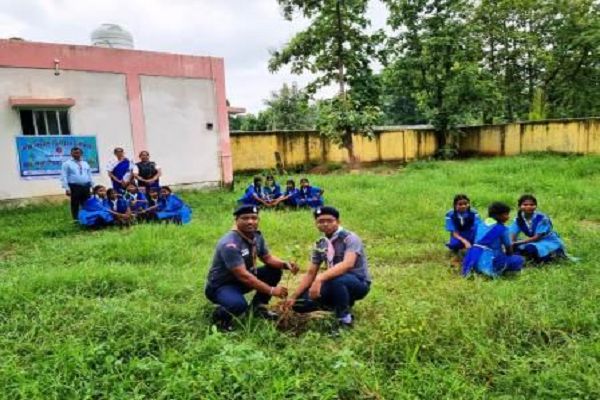 दंतेवाड़ा के एकलव्य विद्यालय परिसर में हुआ &rsquo;&rsquo;एक पेड़ माँ के नाम&rsquo;&rsquo; वृक्षारोपण कार्यक्रम