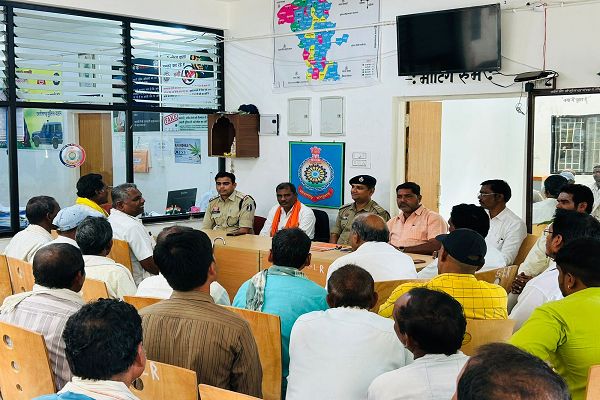 मृत मवेशियों के अनुचित निस्तारण पर पुलिस की सख्ती &ndash; थाना परिसर में सरपंच, कोटवार एवं व्यवसायियों की चेतावनी बैठक आयोजित