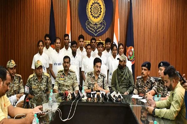 लोन वर्राटू : 9 इनामी समेत 12 नक्सलियों ने किया आत्मसमर्पण