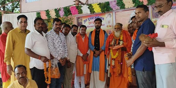 भाजपा जिलाध्यक्ष ने गौरकापा धाम में गुरुपूजन किया