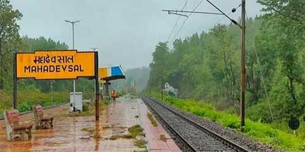 महादेवसाल मंदिर जाने वाले श्रद्धालुओं के लिए दपूमरे ने दिया 4 जोड़ी ट्रेनों का अस्थायी ठहराव