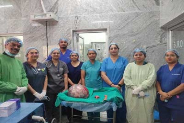 65 वर्षीय महिला के पेट से निकाला गया 10 किलो से अधिक वजन का ट्यूमर