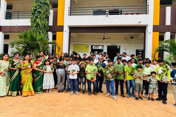 पीपल का पेड़ &ndash; गुरु के नाम&rdquo; वृक्षारोपण अभियान के तहत आज गरियाबंद स्थित एंजल एंग्लो हाई स्कूल में एक खास आयोजन हुआ