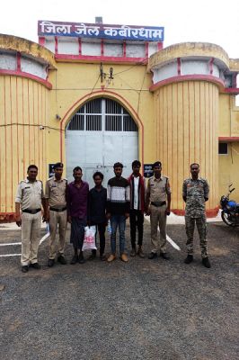  पुलिस अधीक्षक धर्मेन्द्र सिंह के मार्गदर्शन में थाना कुकदूर पुलिस द्वारा गंभीर मारपीट के मामले में चार आरोपियों को गिरफ्तार कर उनके कब्जे से घटना में प्रयुक्त हथियार जब्त किया गया है।