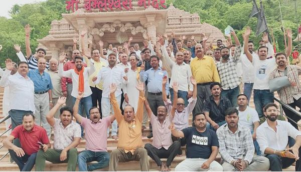  डोंगरगढ़ मंदिर चुनाव, भैय्या जी पैनल ने दिखाया दम, पूरे पैनल ने क्रमवार भरा नामांकन, मां बम्लेश्वरी के दरबार में मांगा आशीर्वाद