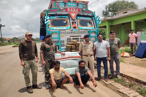 ट्रक के गुप्त चैंबर से 120 किलो गांजा बरामद &ndash; कबीरधाम पुलिस की बड़ी सफलता, नशे के सौदागरों को करारा झटका