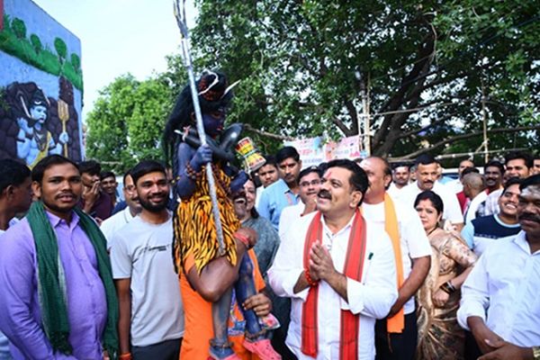 भोरमदेव पदयात्रा में बाल शिव बने आकर्षण का केंद्र, डिप्टी सीएम ने लिया आशीर्वाद