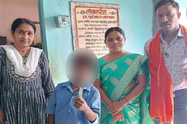 स्कूल में चाकू लाकर सहपाठियों को धमकाता है छात्र, शिक्षक भी दहशत में...
