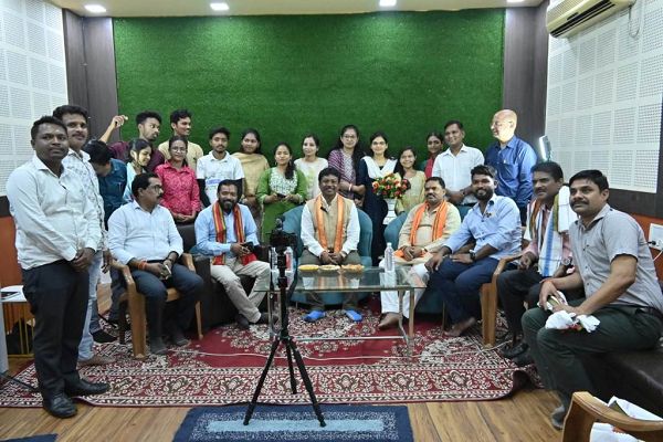 सांसद कश्यप पहुंचे रेडियो स्टेशन, RJ प्रशिक्षण ले रहे युवाओं से की मुलाकात