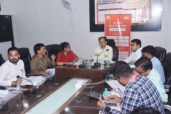 कलेक्टर ने की प्रधानमंत्री फसल बीमा योजना की समीक्षा