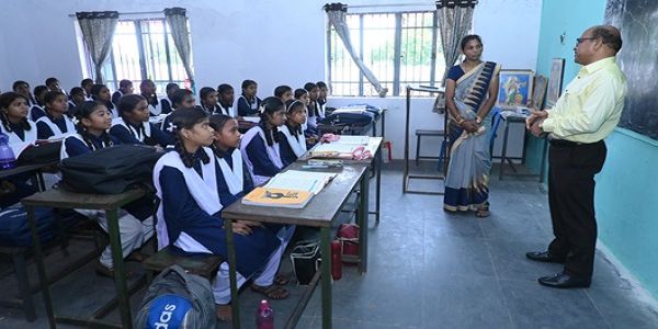 कलेक्टर उइके ने शासकीय स्कूलों का किया औचक निरीक्षण