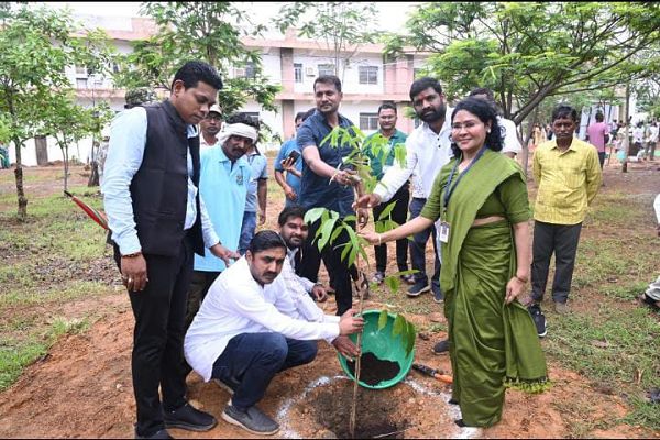 जिला कलेक्टर श्रीमती दिव्या मिश्रा के तत्वाधान में वृक्षारोपण किया गया